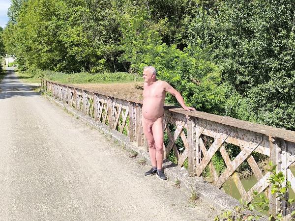 je me promène nu sur le pont , photographié par un inconnu