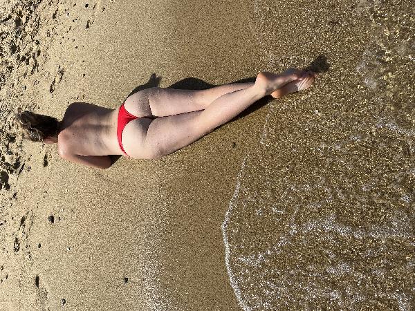<H6><font color=white>bogooss 83   <i>Carolina jeune salope à la plage </i></H6>