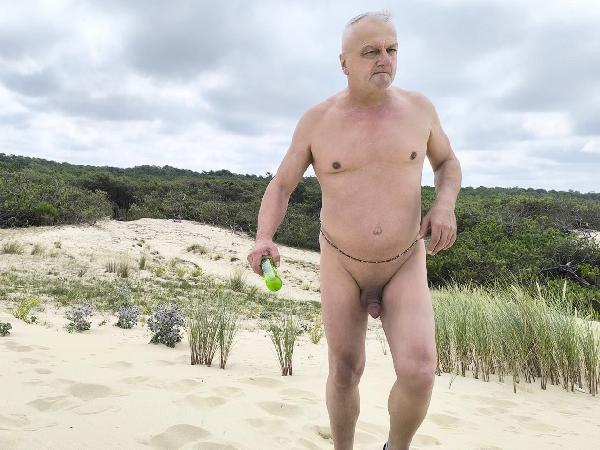 Je m'encule debout dans les dunes de la plage