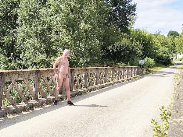 je me promène nu sur le pont , photographié par un inconnu