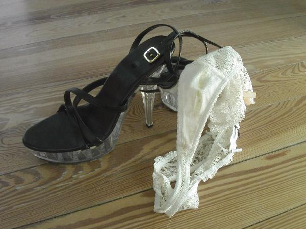 <H6><font color=white>Coralie   <i>Mes sorties avec mes jolies chaussures....</i></H6>